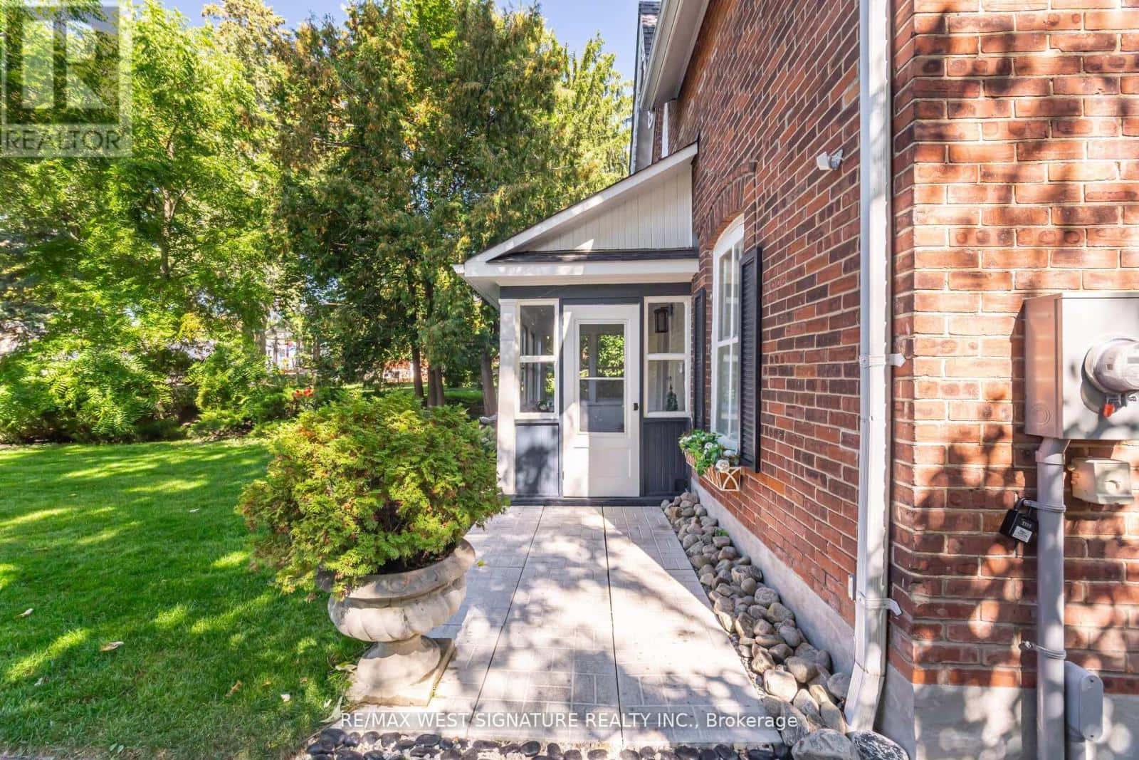 368 MAIN STREET — King (Schomberg), Ontario - Photo 5 of 42