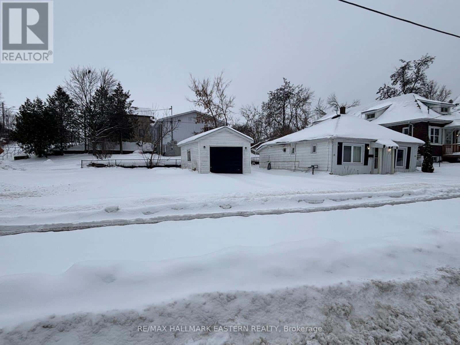 71 GLENELG STREET E — Kawartha Lakes (Lindsay), Ontario - Photo 2 of 13