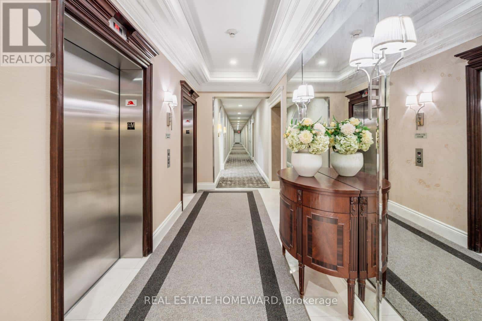 312 - 3085 BLOOR STREET W — Toronto (Stonegate-Queensway), Ontario - Photo 3 of 19