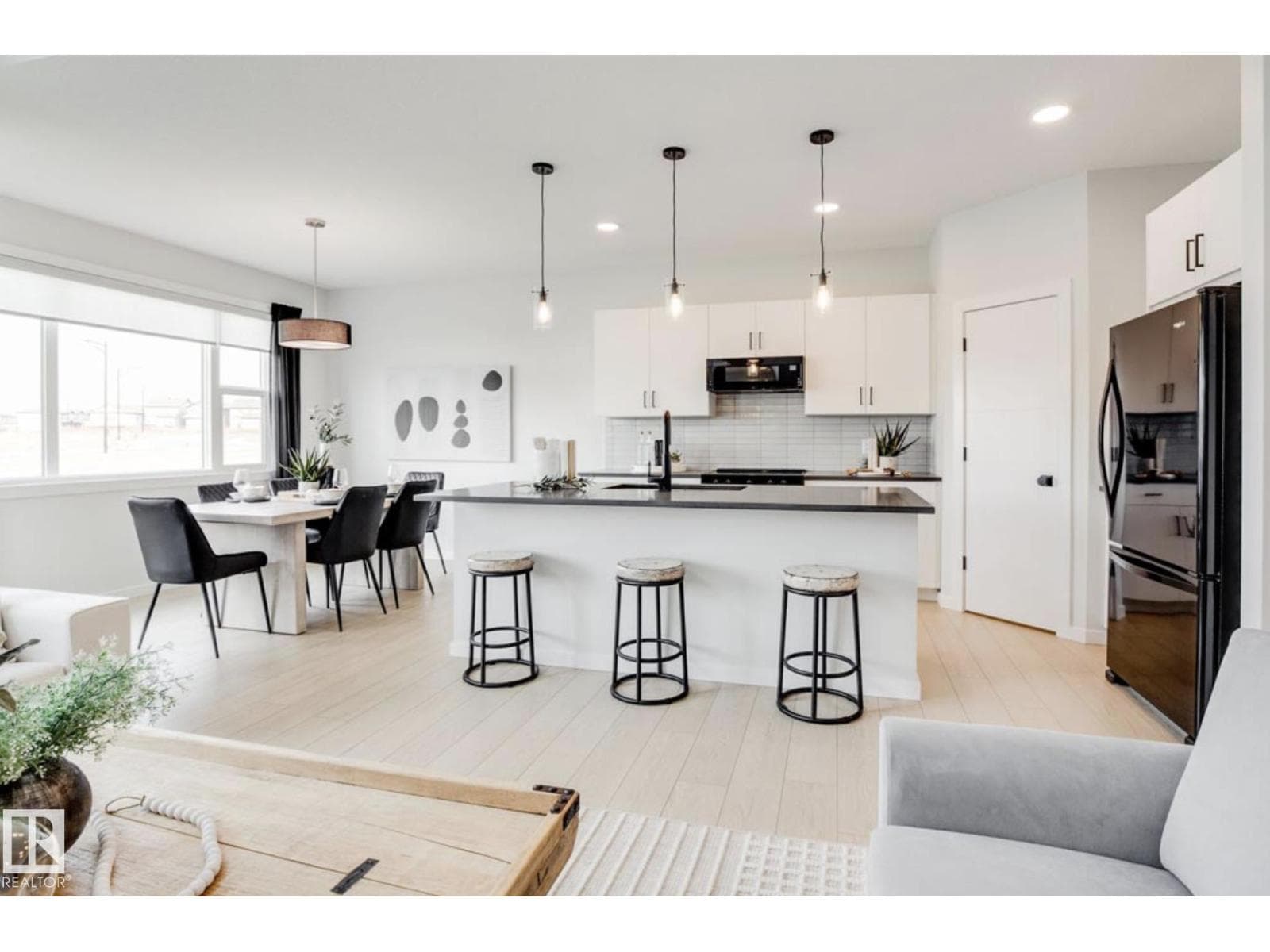 2535 211 ST NW — Edmonton, Alberta - Main photo