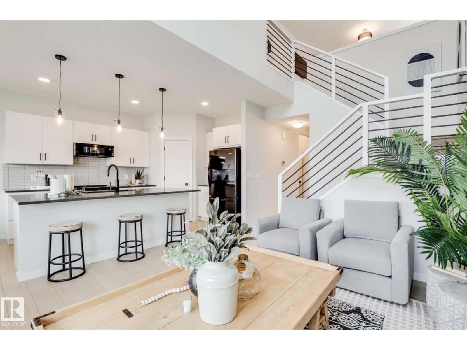 2535 211 ST NW — Edmonton, Alberta - Photo 2 of 19