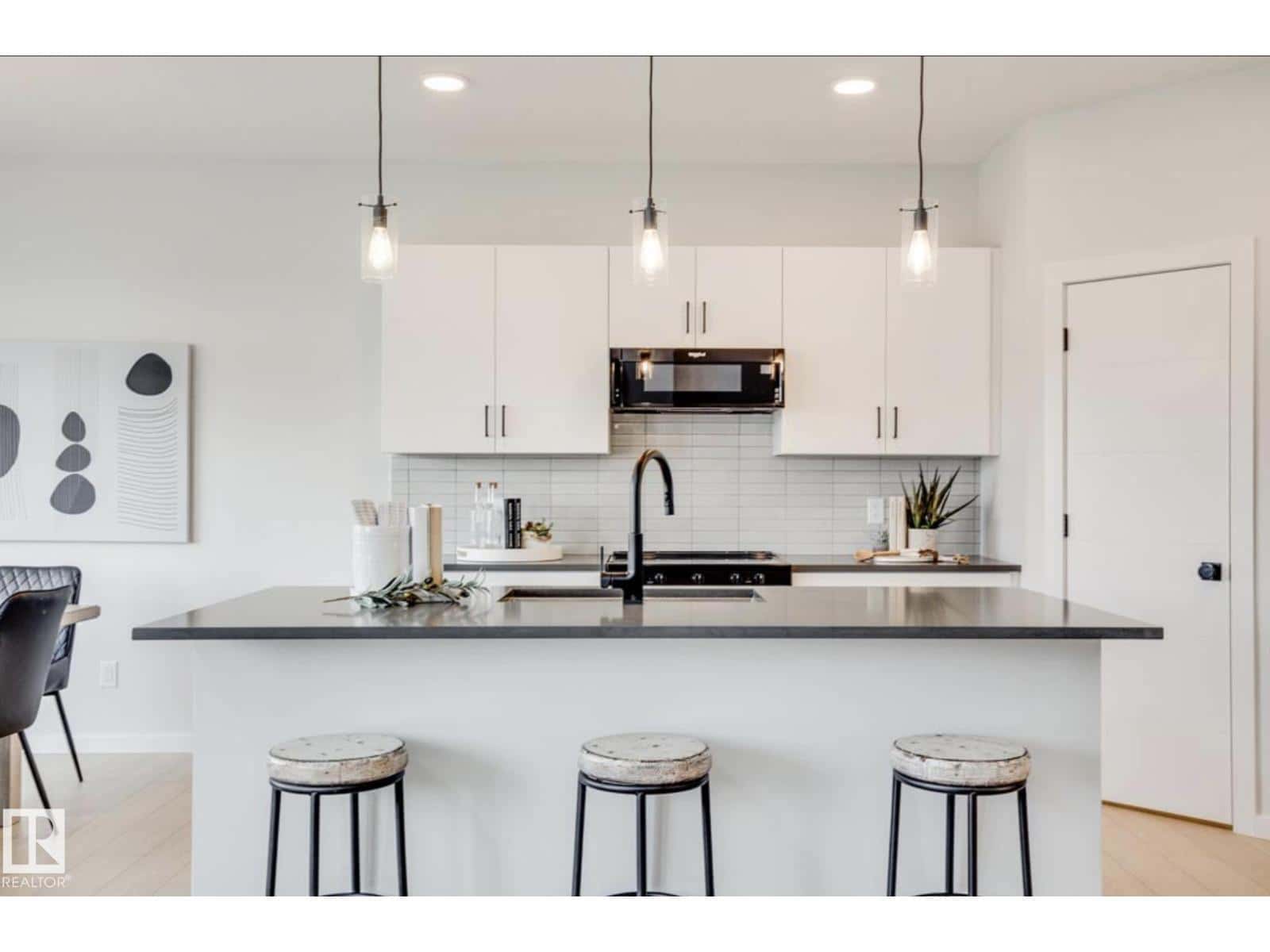 2535 211 ST NW — Edmonton, Alberta - Photo 3 of 19