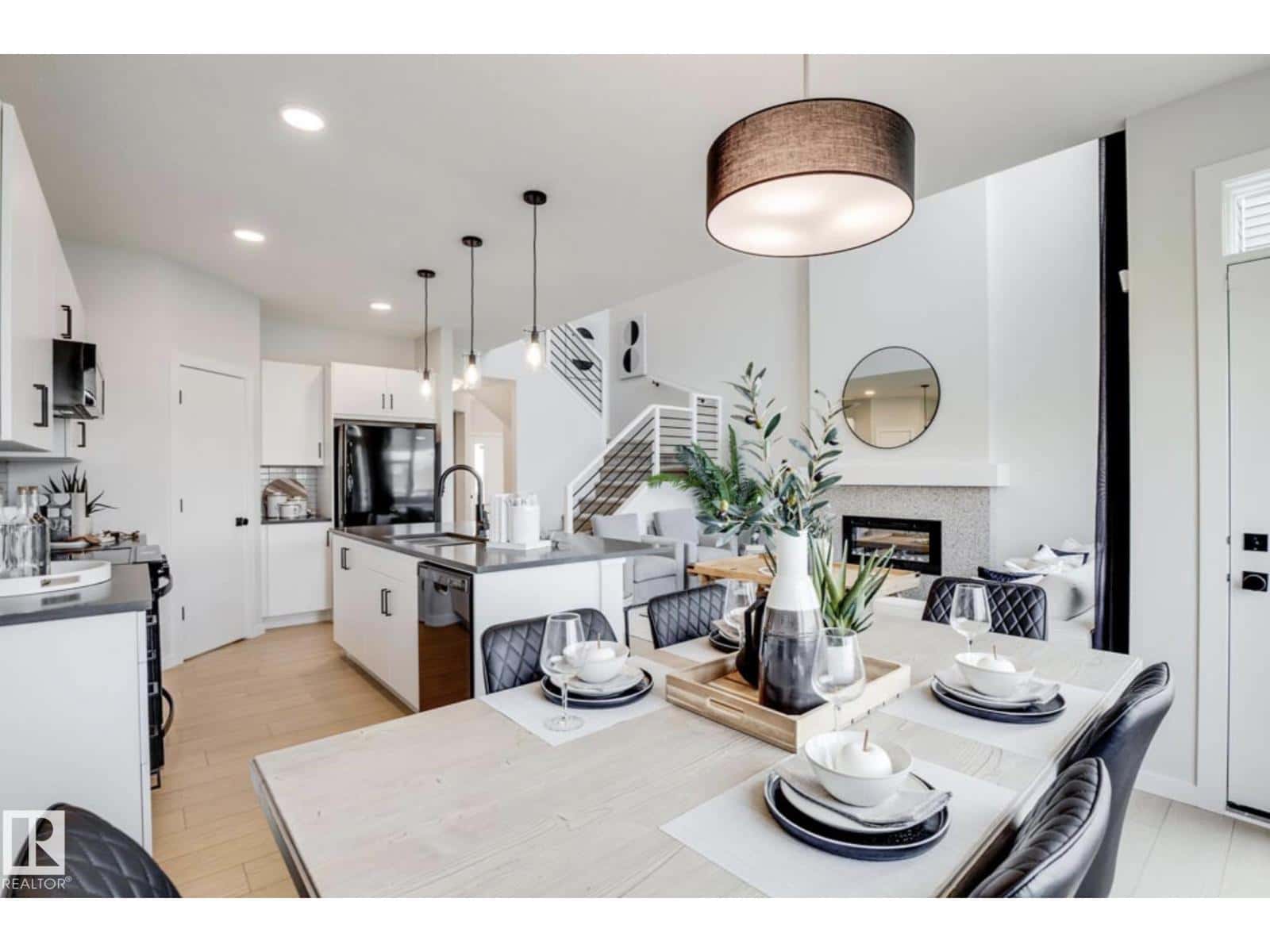 2535 211 ST NW — Edmonton, Alberta - Photo 5 of 19