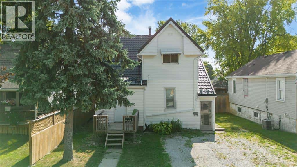 404 RUSSELL STREET — Sarnia, Ontario - Photo 2 of 32