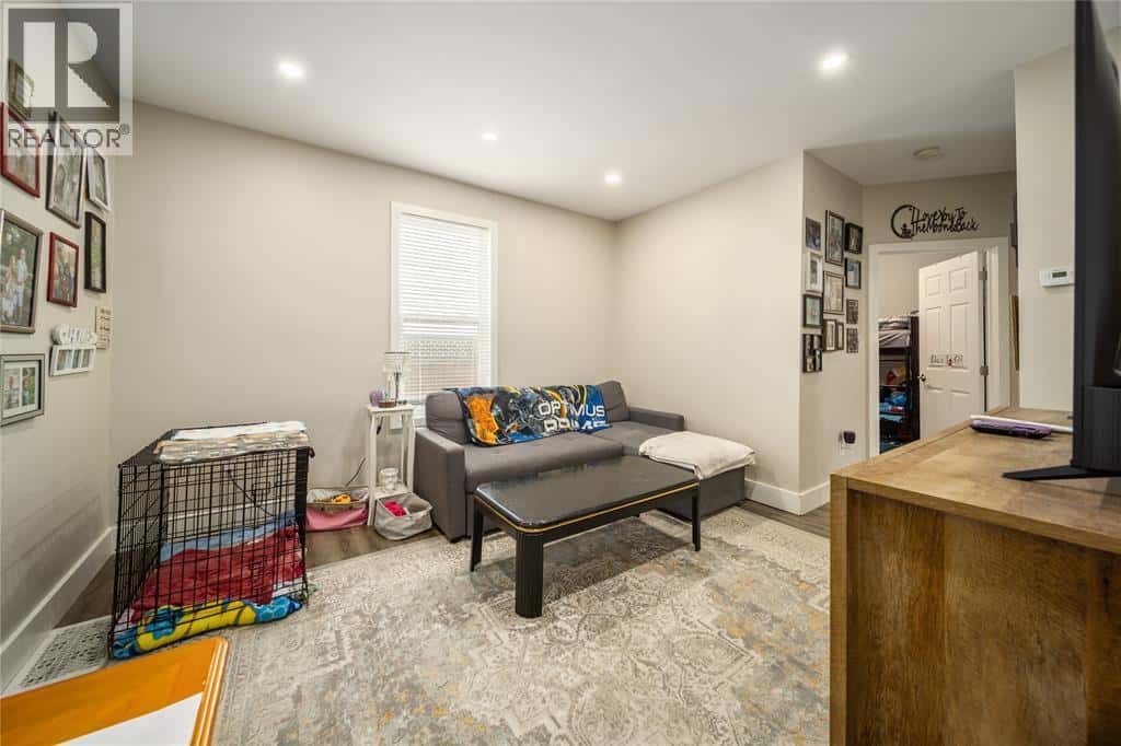 404 RUSSELL STREET — Sarnia, Ontario - Photo 5 of 32