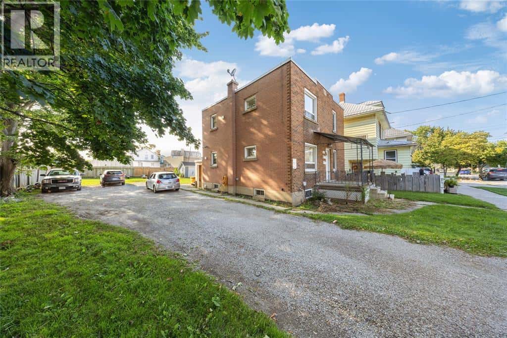 115 BROCK STREET North — Sarnia, Ontario - Photo 4 of 26