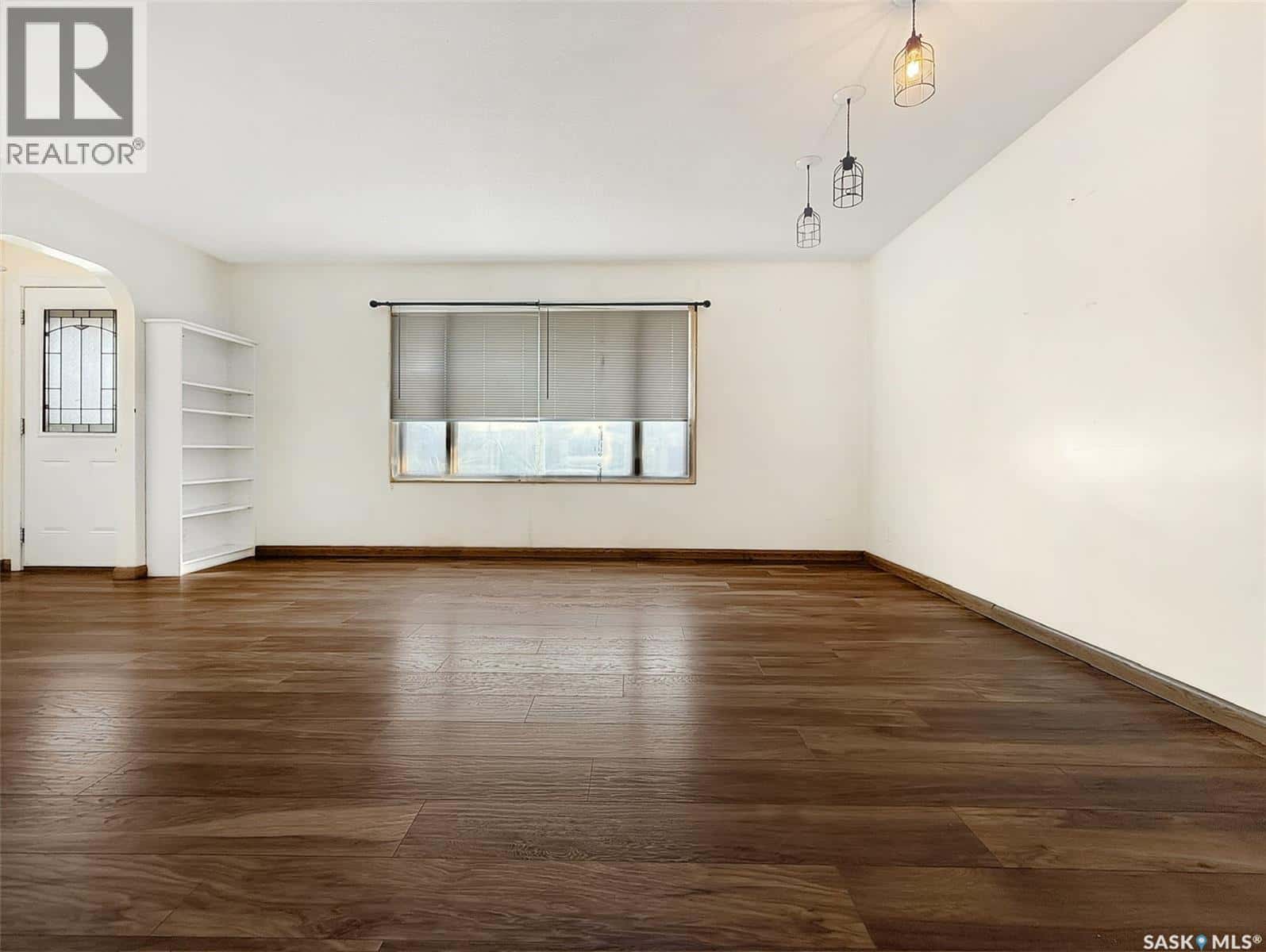 611 North Hill DRIVE — Swift Current, Saskatchewan - Photo 3 of 24