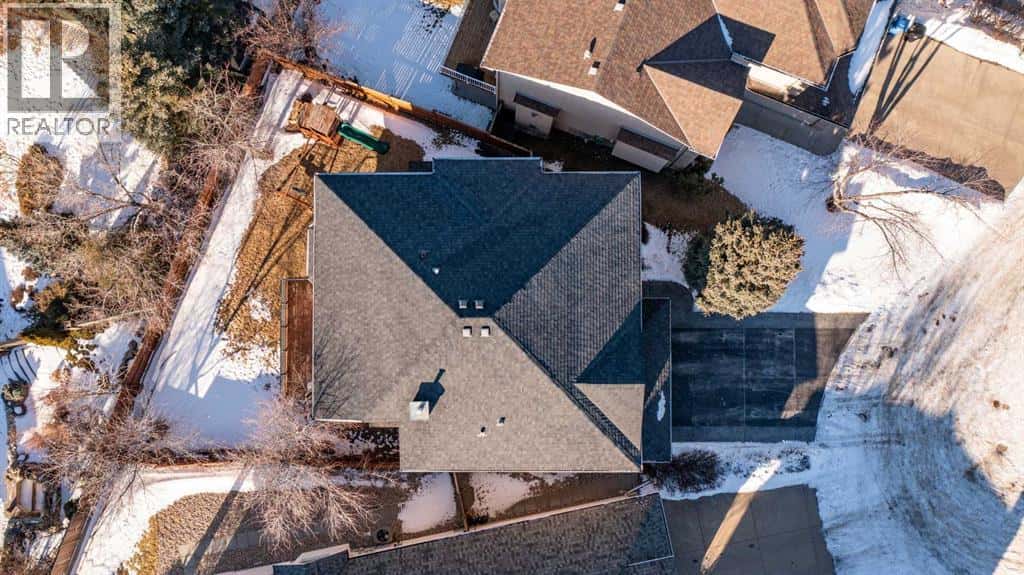 109 Simcrest Heights SW — Calgary, Alberta - Photo 3 of 47