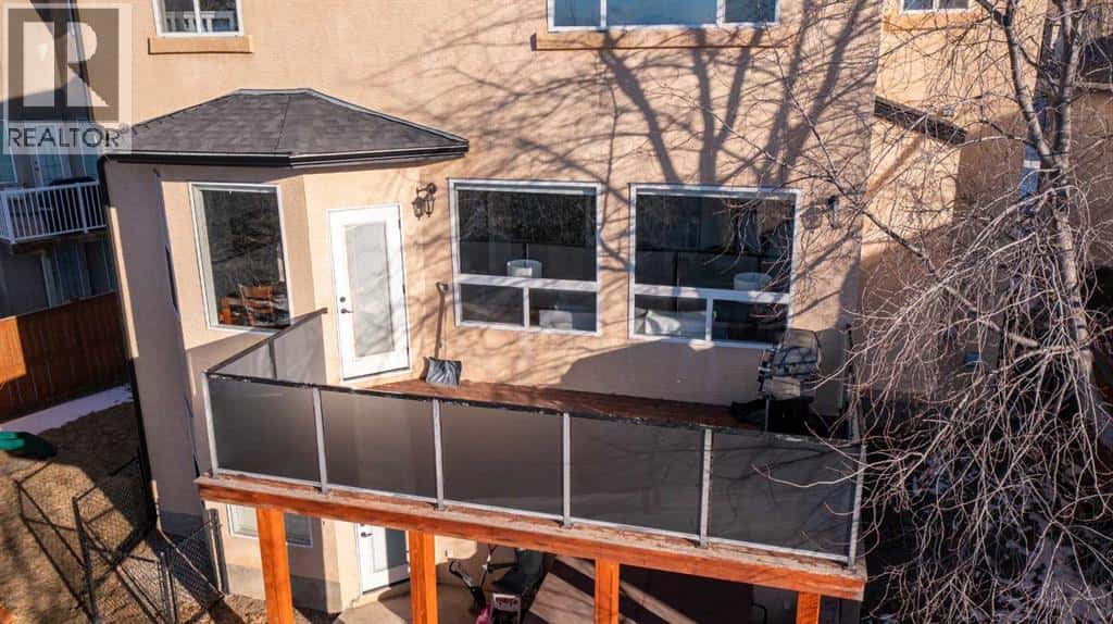 109 Simcrest Heights SW — Calgary, Alberta - Photo 4 of 47