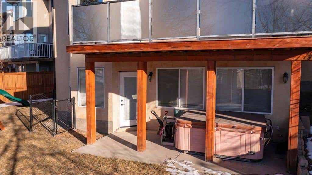 109 Simcrest Heights SW — Calgary, Alberta - Photo 5 of 47