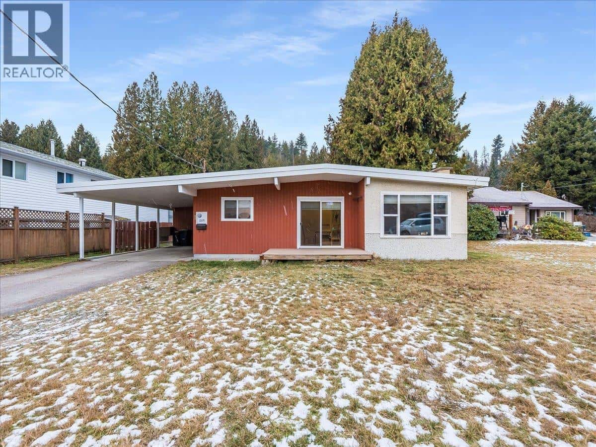 2270 10th Avenue — Castlegar, British Columbia - Photo 2 of 33