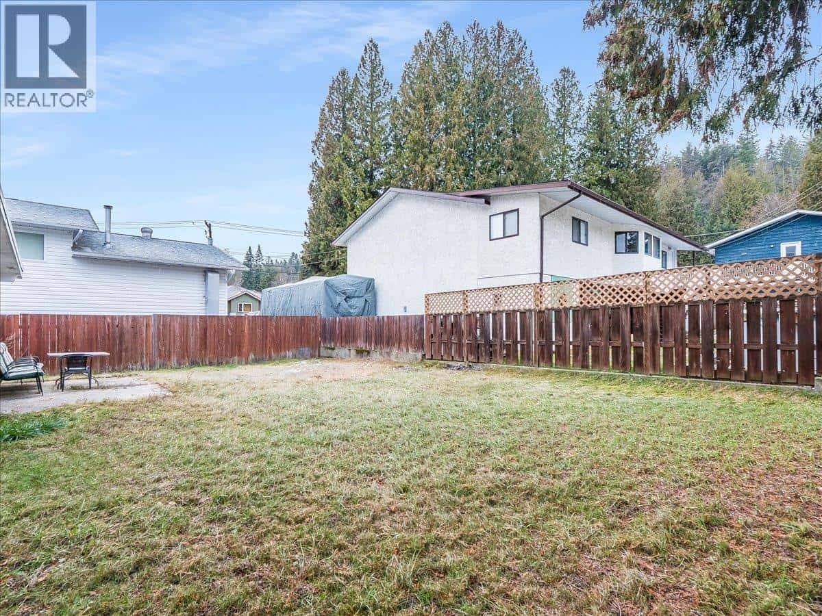 2270 10th Avenue — Castlegar, British Columbia - Photo 5 of 33