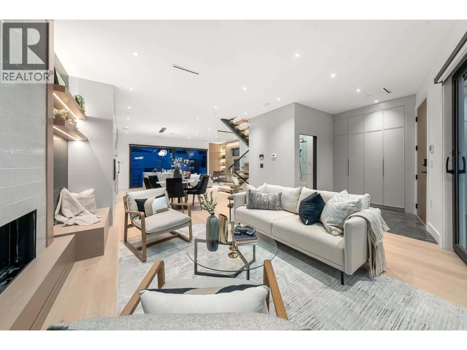 3679 PANDORA STREET — Vancouver, British Columbia - Photo 5 of 40