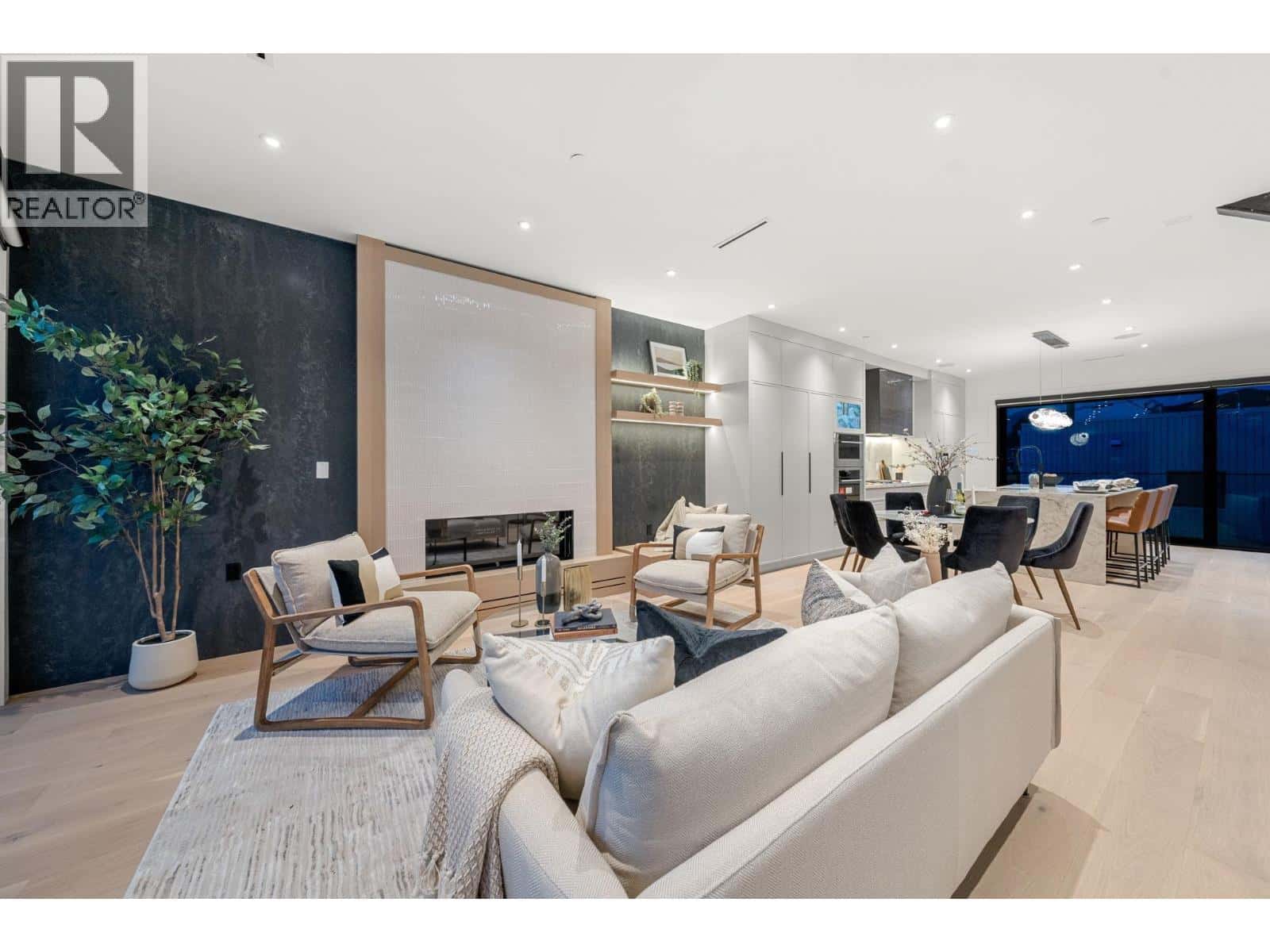 3679 PANDORA STREET — Vancouver, British Columbia - Photo 3 of 40