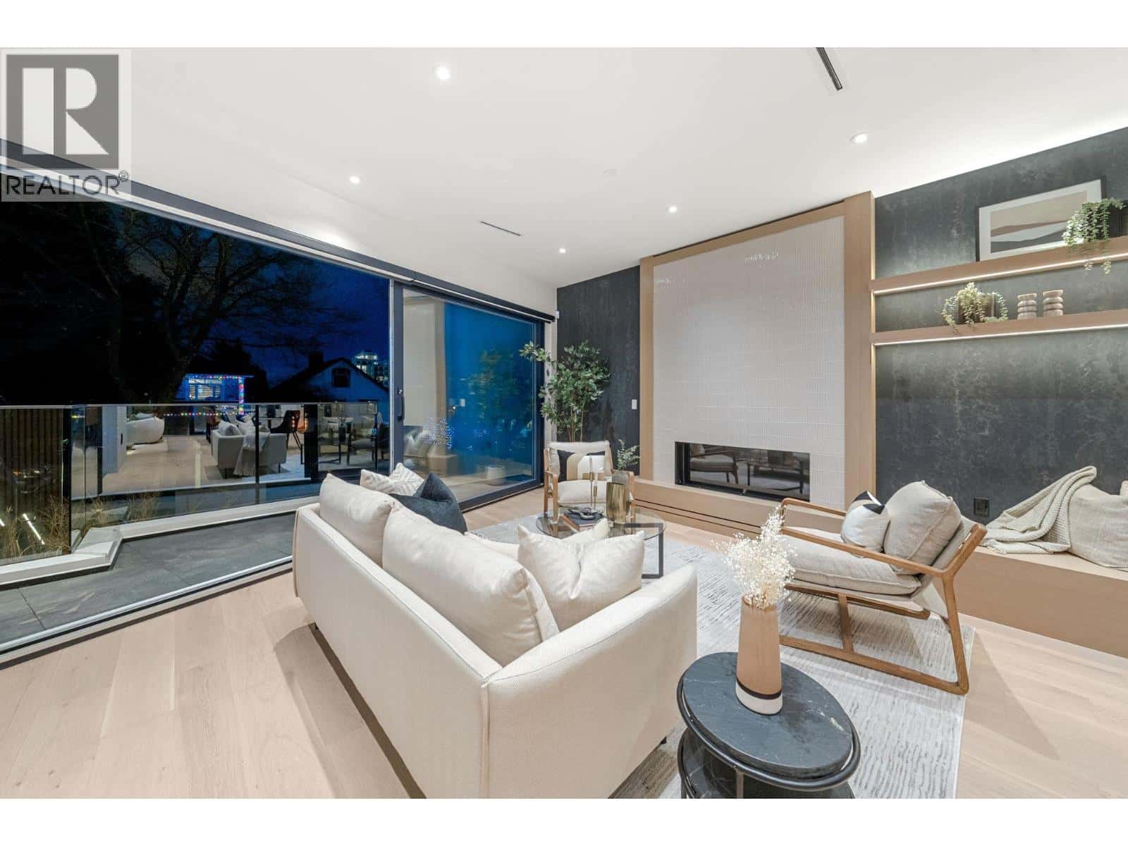 3679 PANDORA STREET — Vancouver, British Columbia - Photo 2 of 40