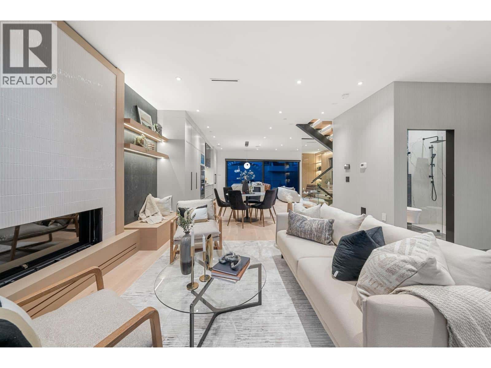 3679 PANDORA STREET — Vancouver, British Columbia - Photo 4 of 40