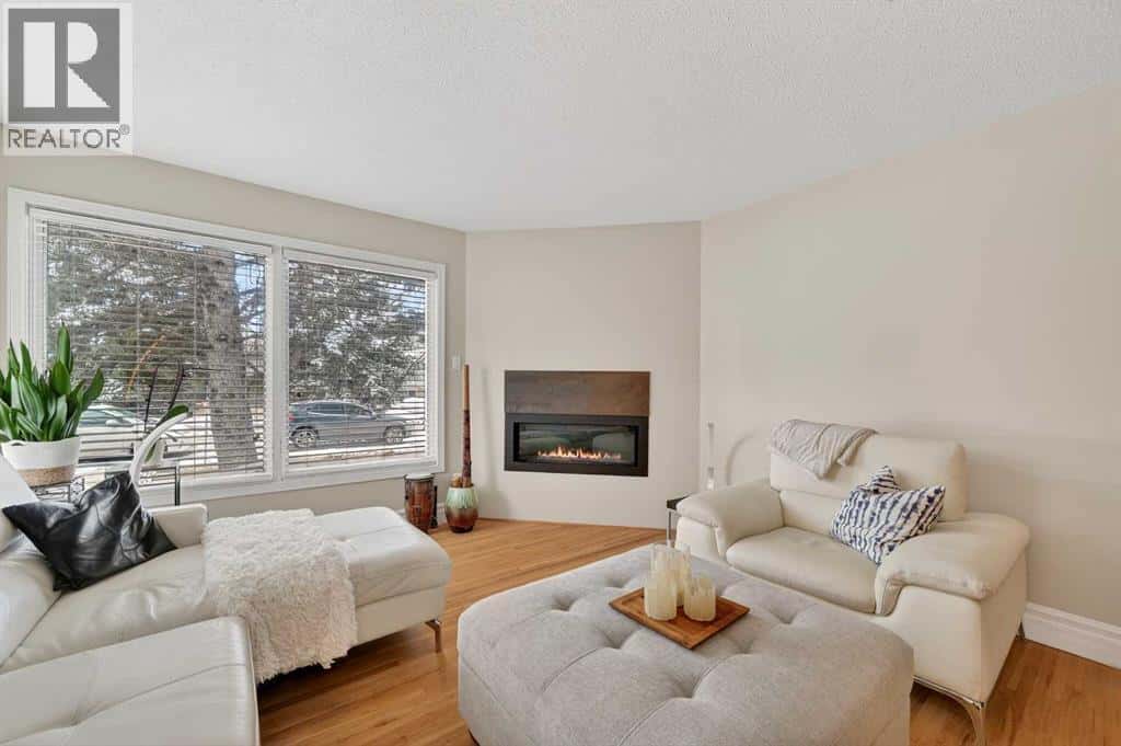 920 42 Street SW — Calgary, Alberta - Photo 3 of 36