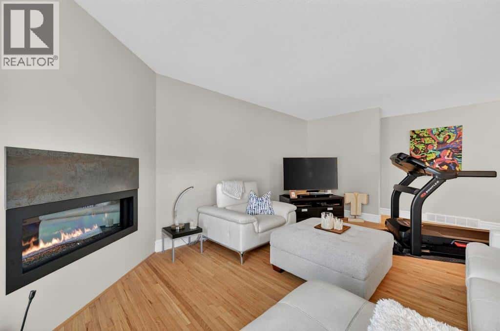 920 42 Street SW — Calgary, Alberta - Photo 4 of 36