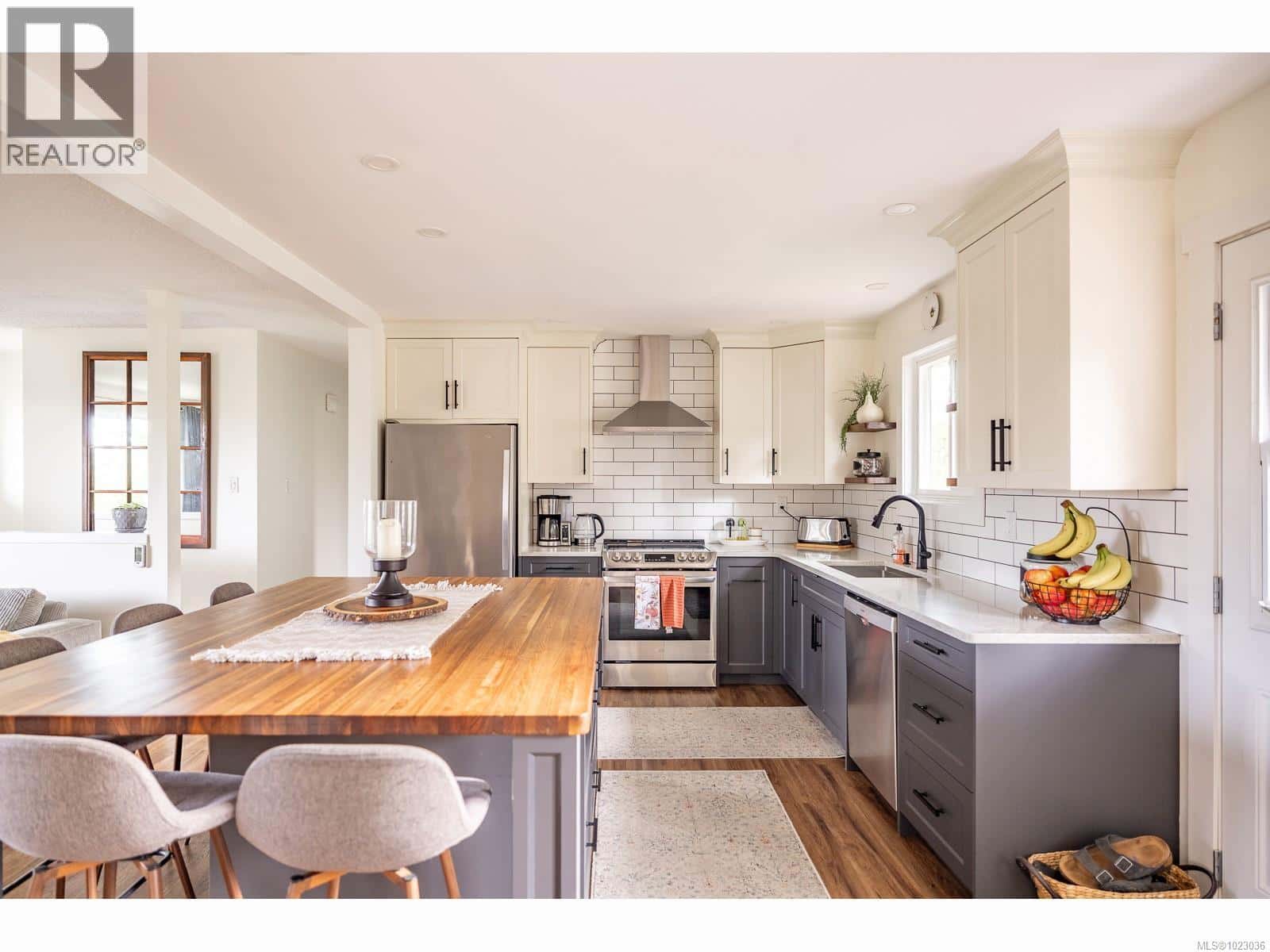 7485 Fernmar Rd — Lantzville, British Columbia - Photo 2 of 58