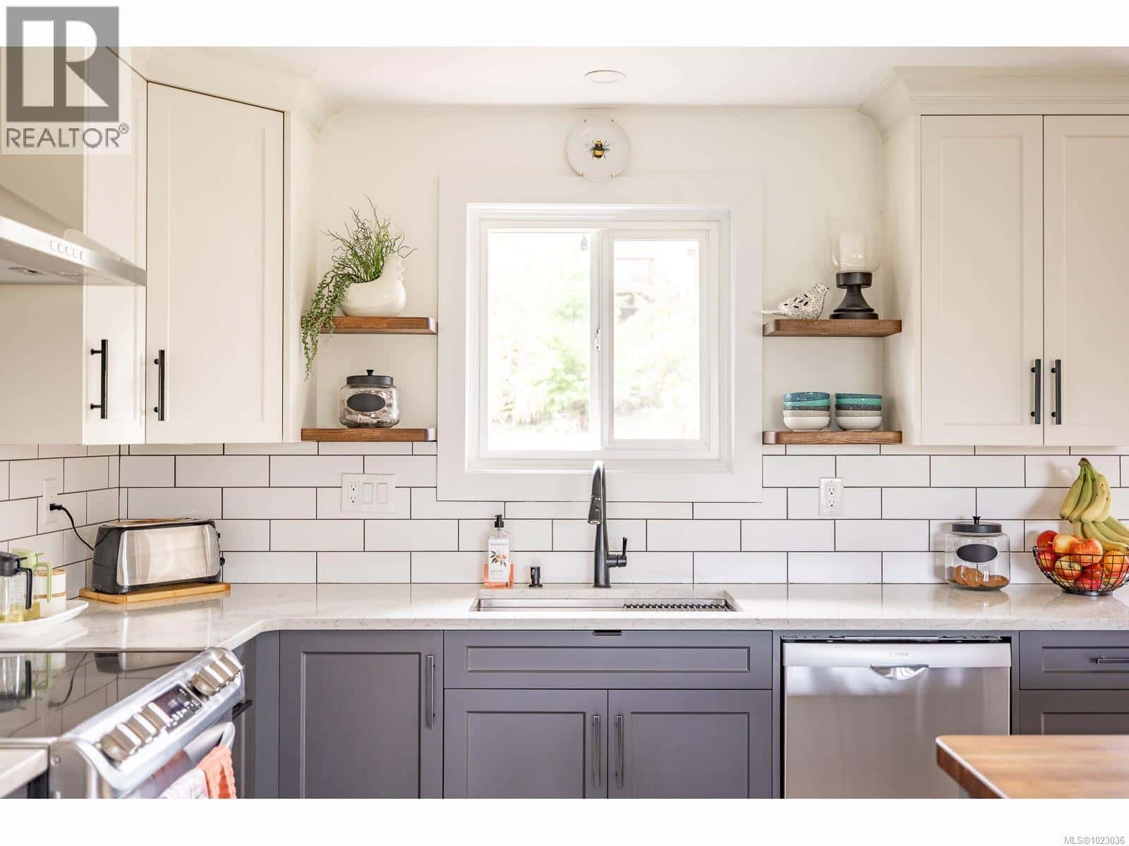 7485 Fernmar Rd — Lantzville, British Columbia - Photo 4 of 58