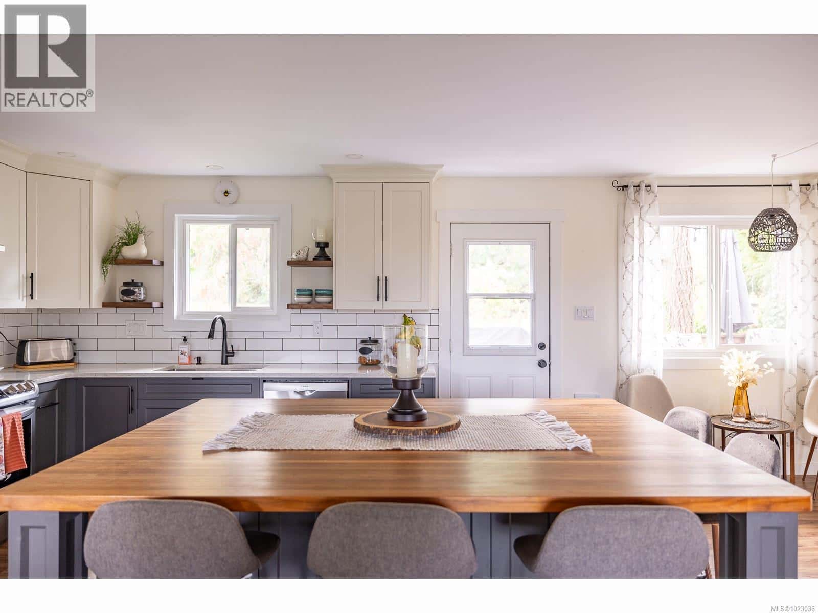 7485 Fernmar Rd — Lantzville, British Columbia - Photo 5 of 58