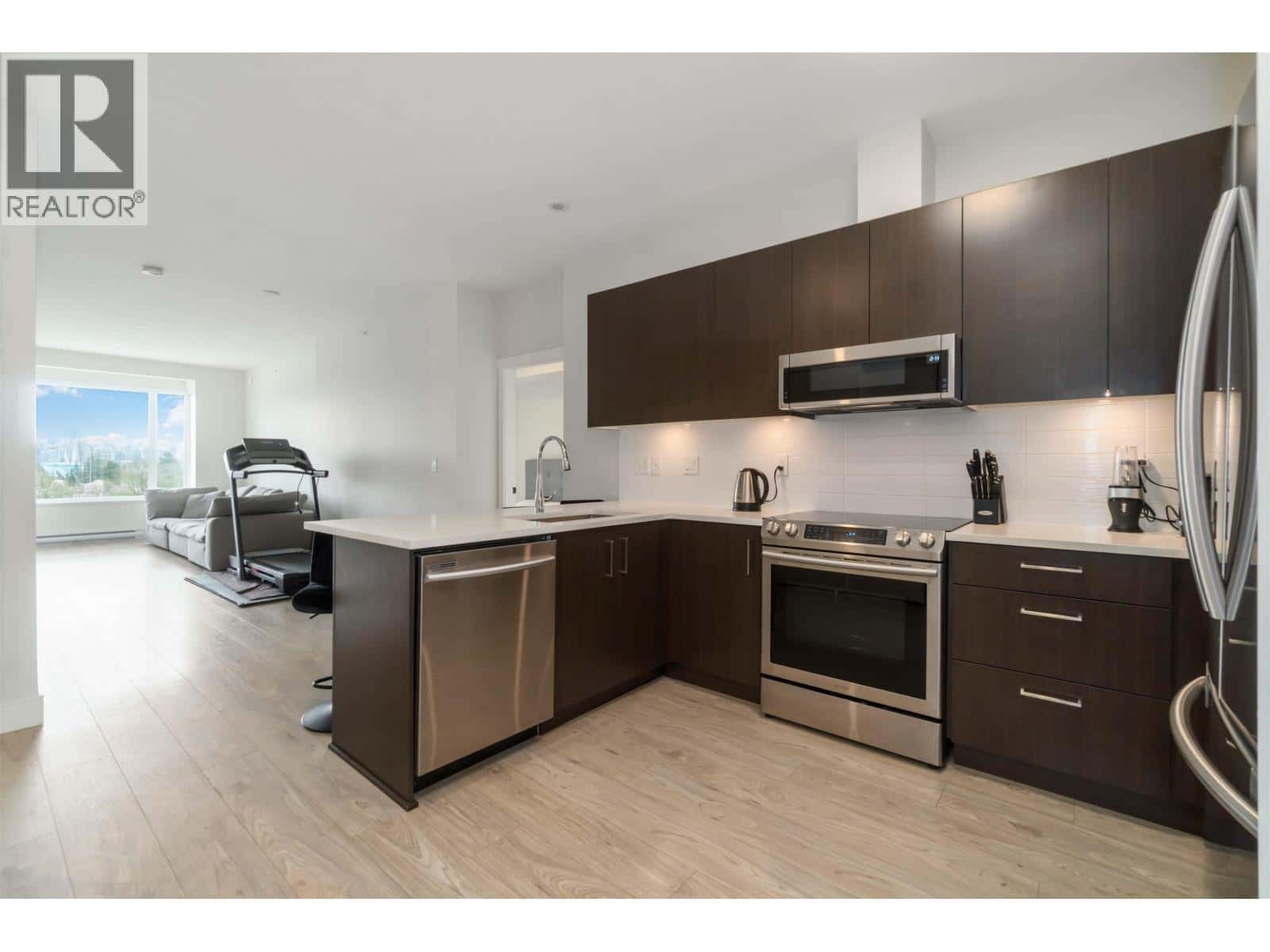 409 1633 TATLOW AVENUE — North Vancouver, British Columbia - Photo 3 of 26