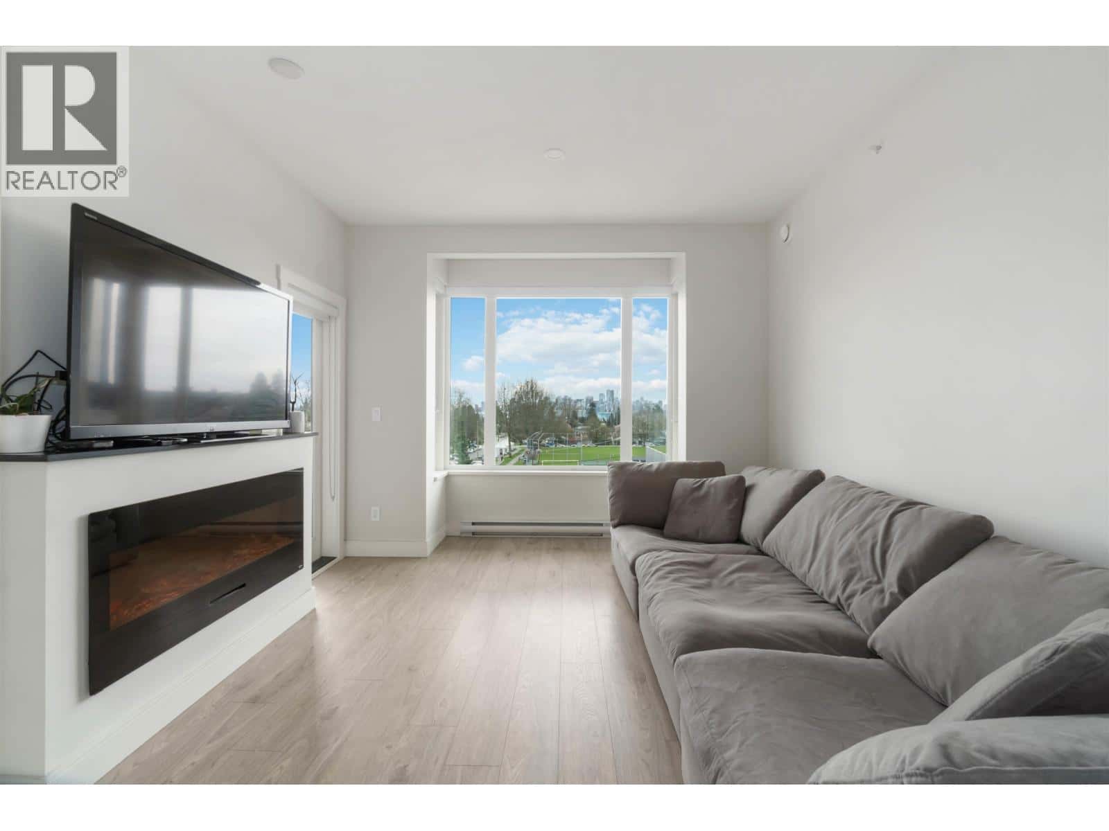 409 1633 TATLOW AVENUE — North Vancouver, British Columbia - Photo 4 of 26