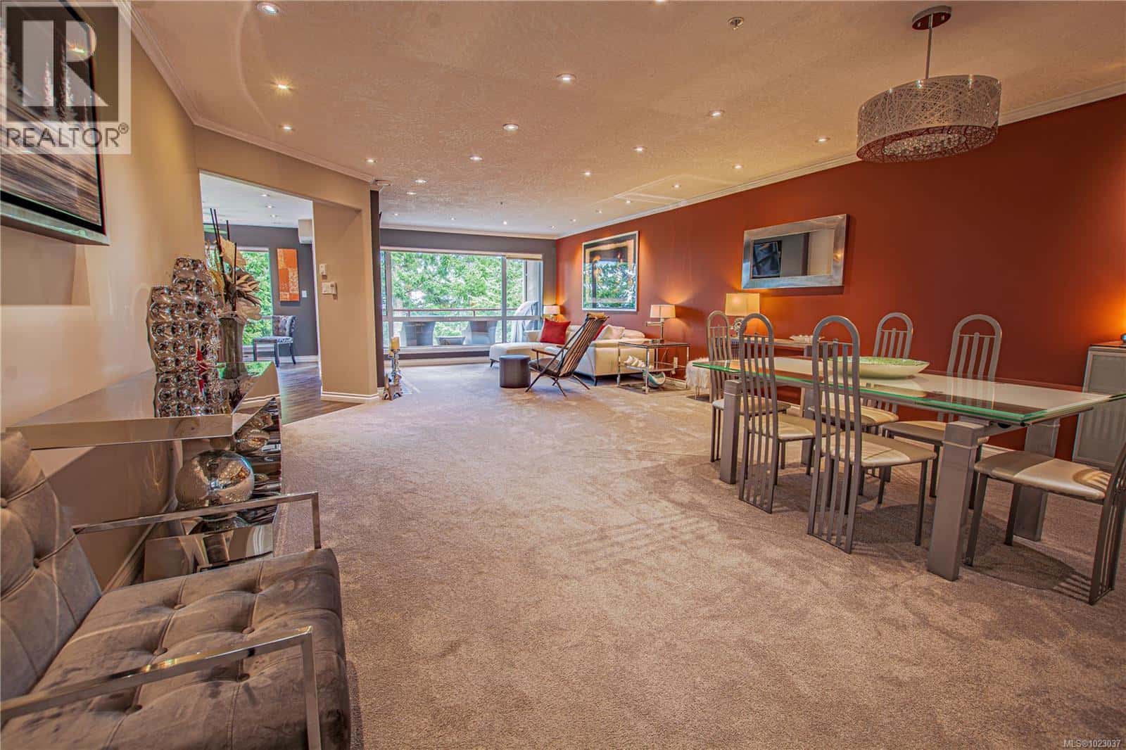 502 940 Boulderwood Rise — Saanich, British Columbia - Photo 2 of 39