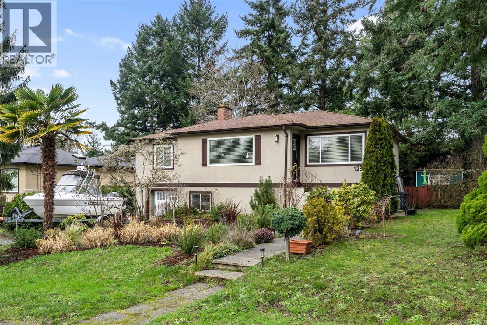 1232 Pearce Cres — Saanich, British Columbia - Photo 2 of 31