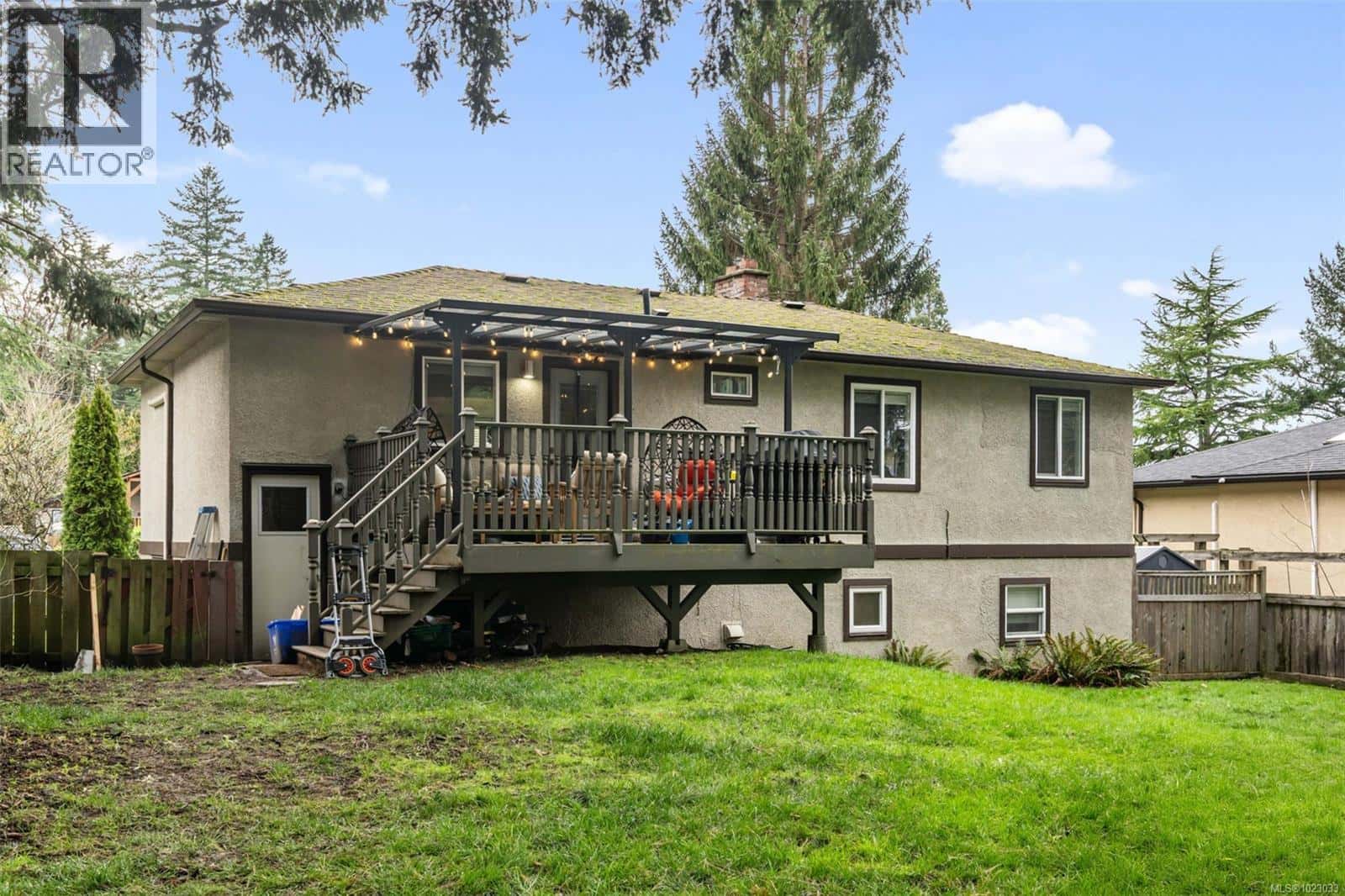 1232 Pearce Cres — Saanich, British Columbia - Photo 5 of 31