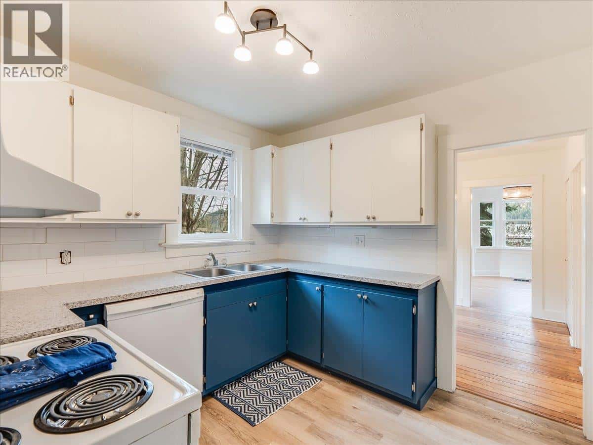 16 VIEW Street — Nelson, British Columbia - Photo 5 of 39