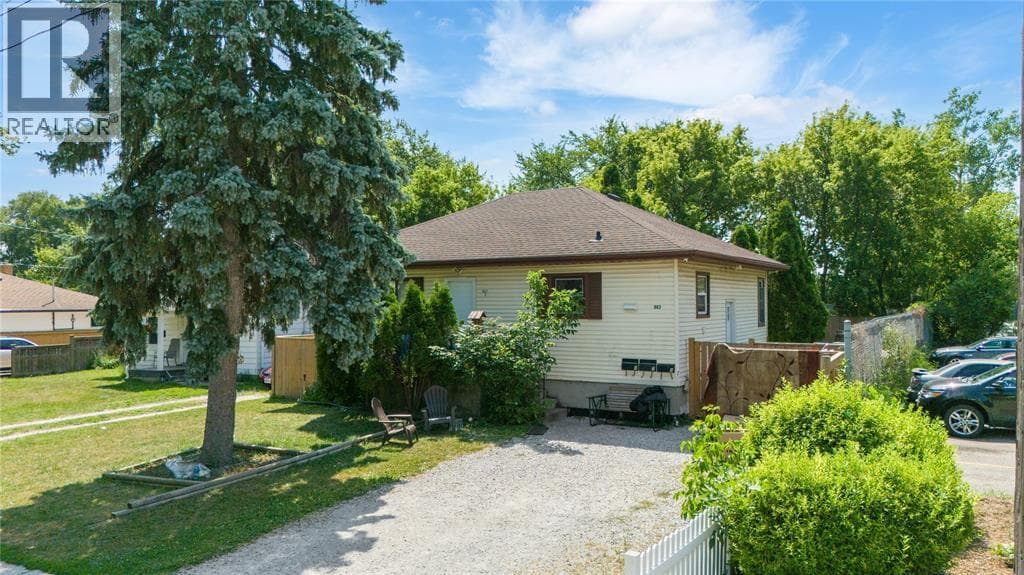 863 DEVINE STREET — Sarnia, Ontario - Main photo