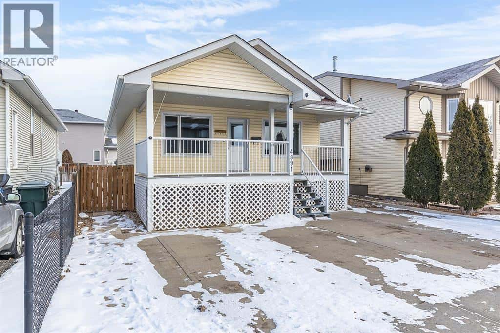 4891 Southlands Drive SE — Medicine Hat, Alberta - Photo 3 of 35