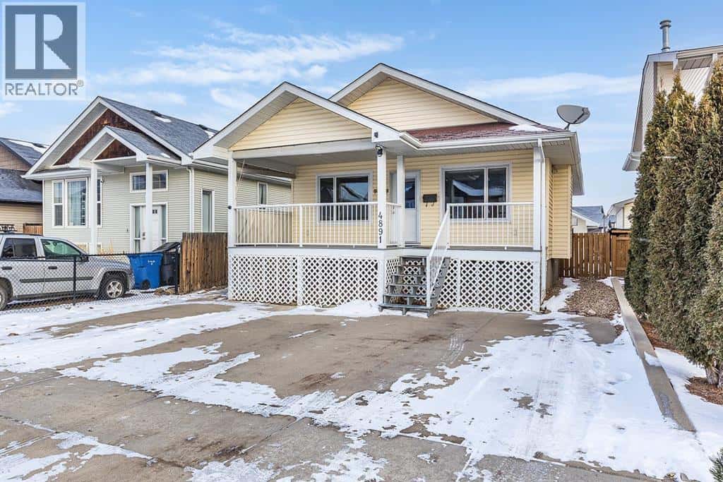 4891 Southlands Drive SE — Medicine Hat, Alberta - Photo 2 of 35