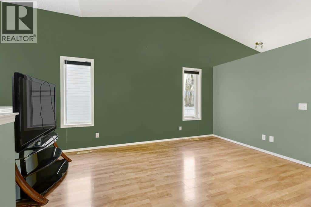 11324 92A Street — Grande Prairie, Alberta - Photo 3 of 28