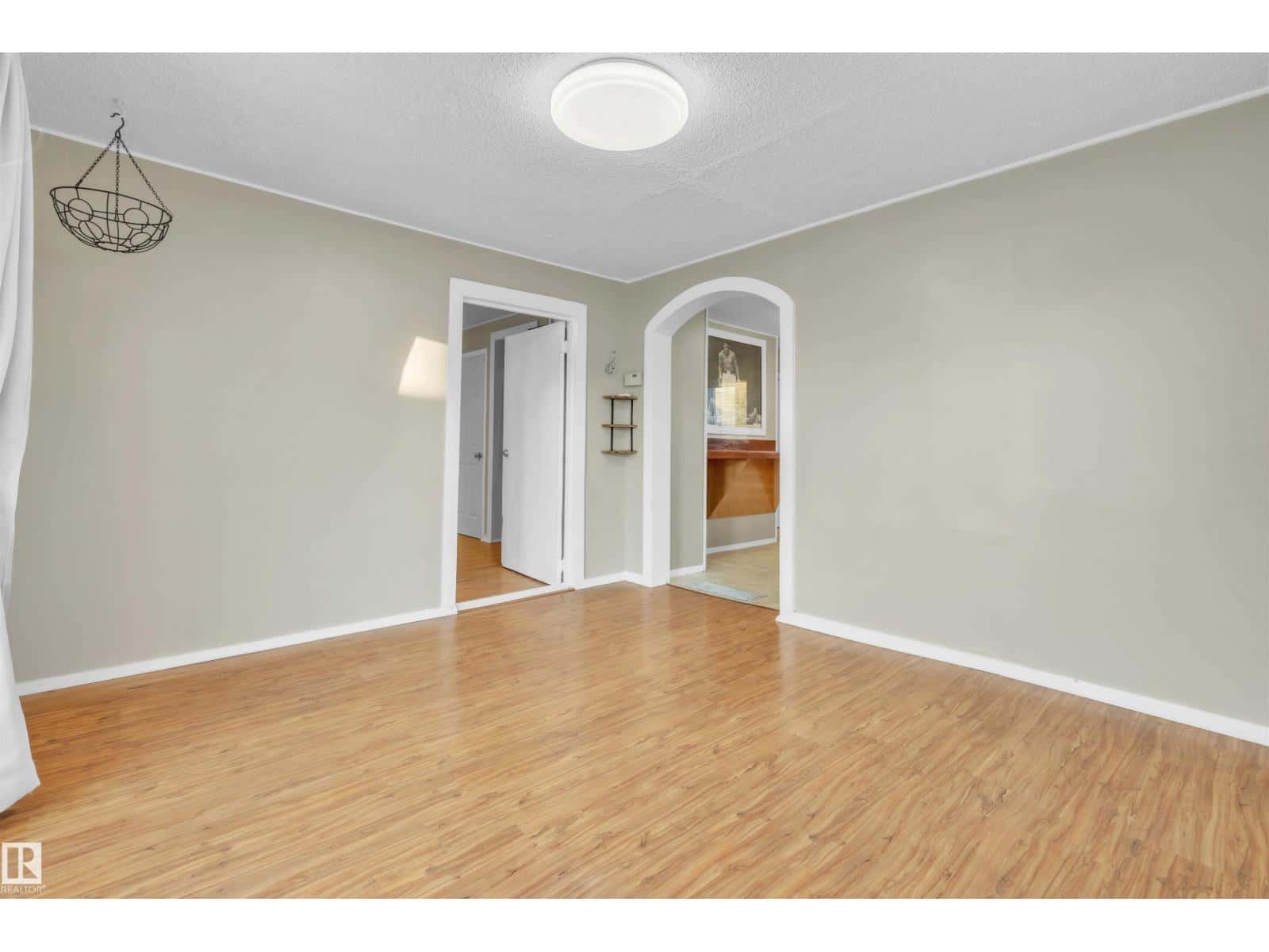 5309 51 AV — Cold Lake, Alberta - Photo 3 of 16