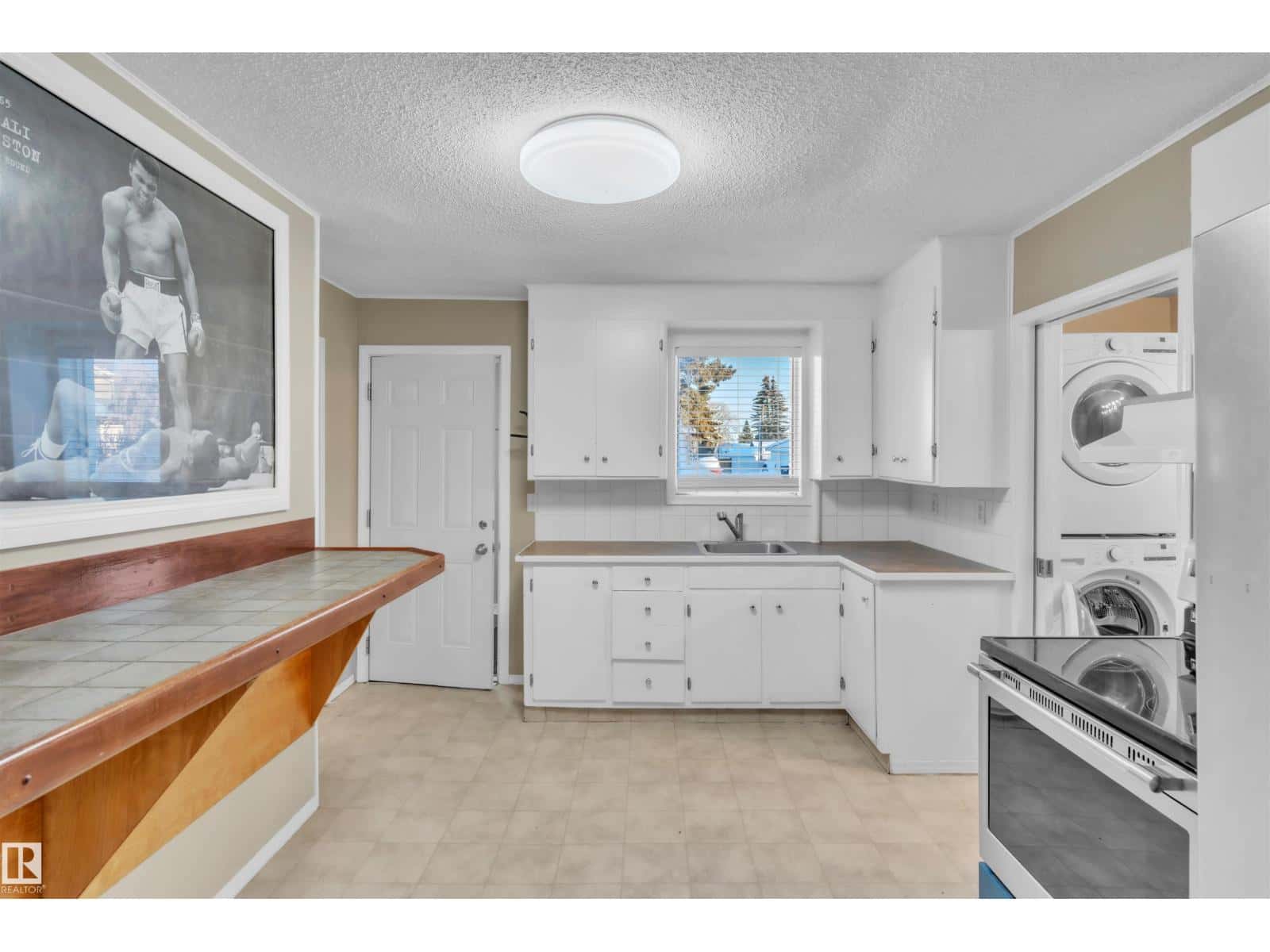 5309 51 AV — Cold Lake, Alberta - Photo 5 of 16