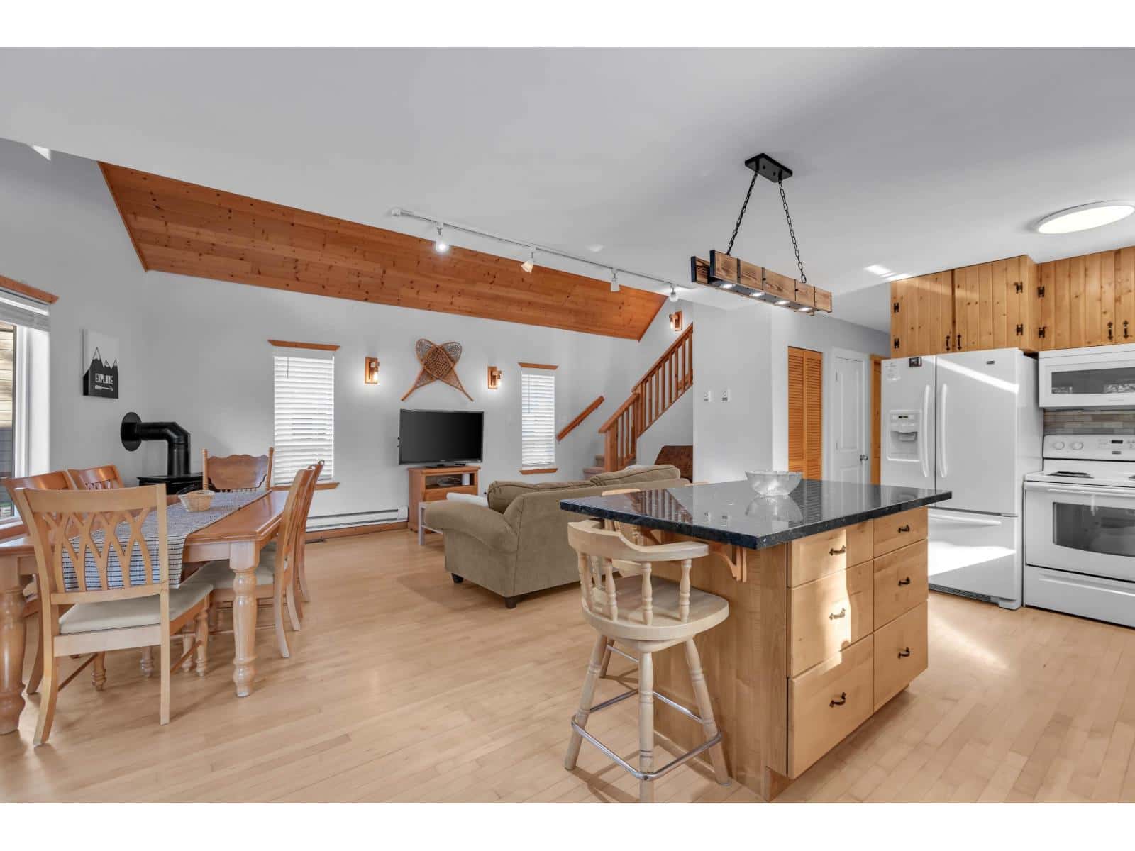 47075 SNOWMIST DRIVE — Agassiz, British Columbia - Photo 4 of 32