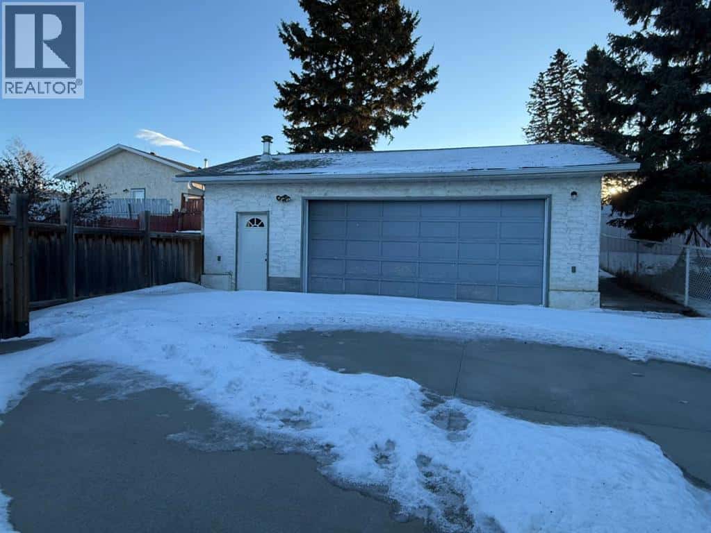 131 COLLINGE Road — Hinton, Alberta - Photo 3 of 26