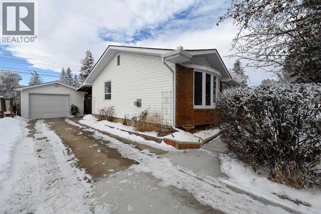 6415 Lombardy Crescent SW — Calgary, Alberta - Photo 5 of 47