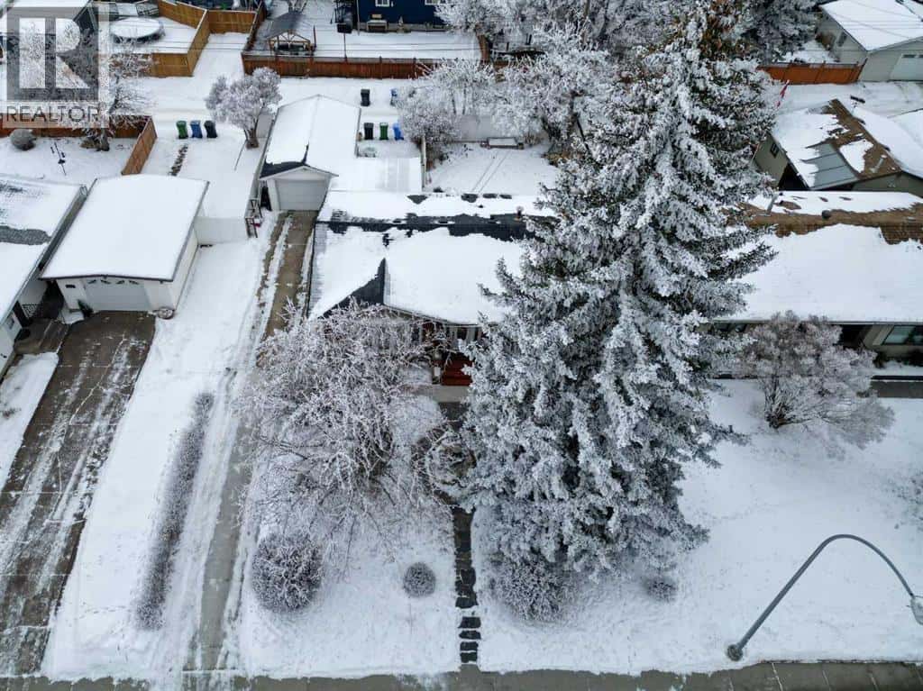 6415 Lombardy Crescent SW — Calgary, Alberta - Photo 3 of 47