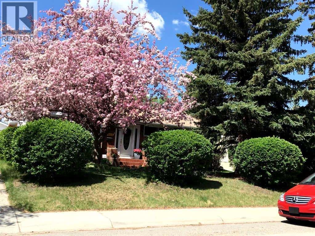 6415 Lombardy Crescent SW — Calgary, Alberta - Photo 4 of 47