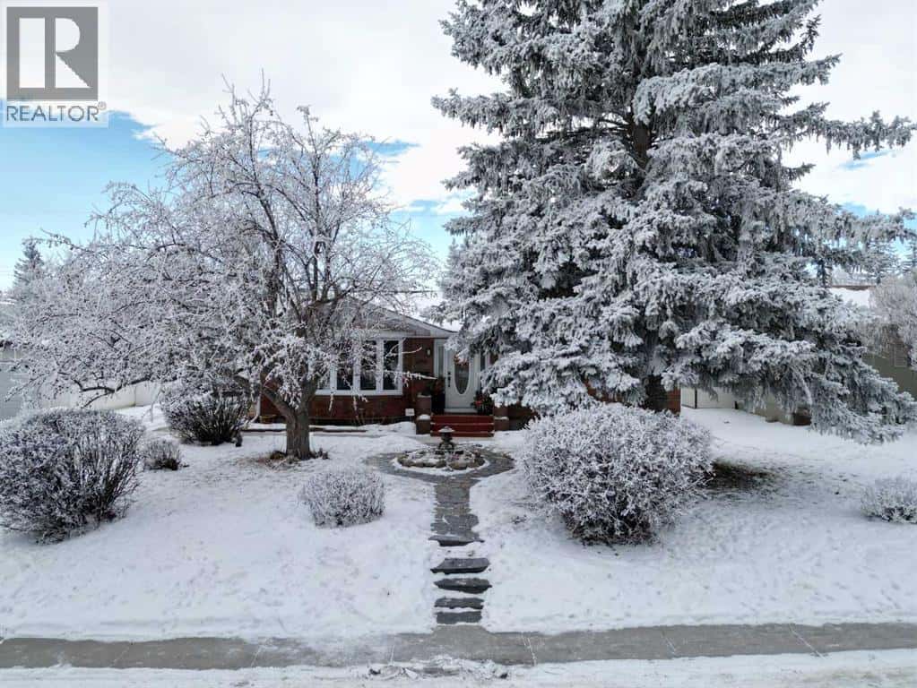 6415 Lombardy Crescent SW — Calgary, Alberta - Photo 2 of 47