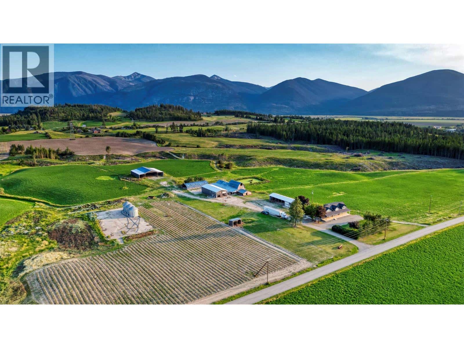 2703 4th Street — Lister, British Columbia - Photo 2 of 40