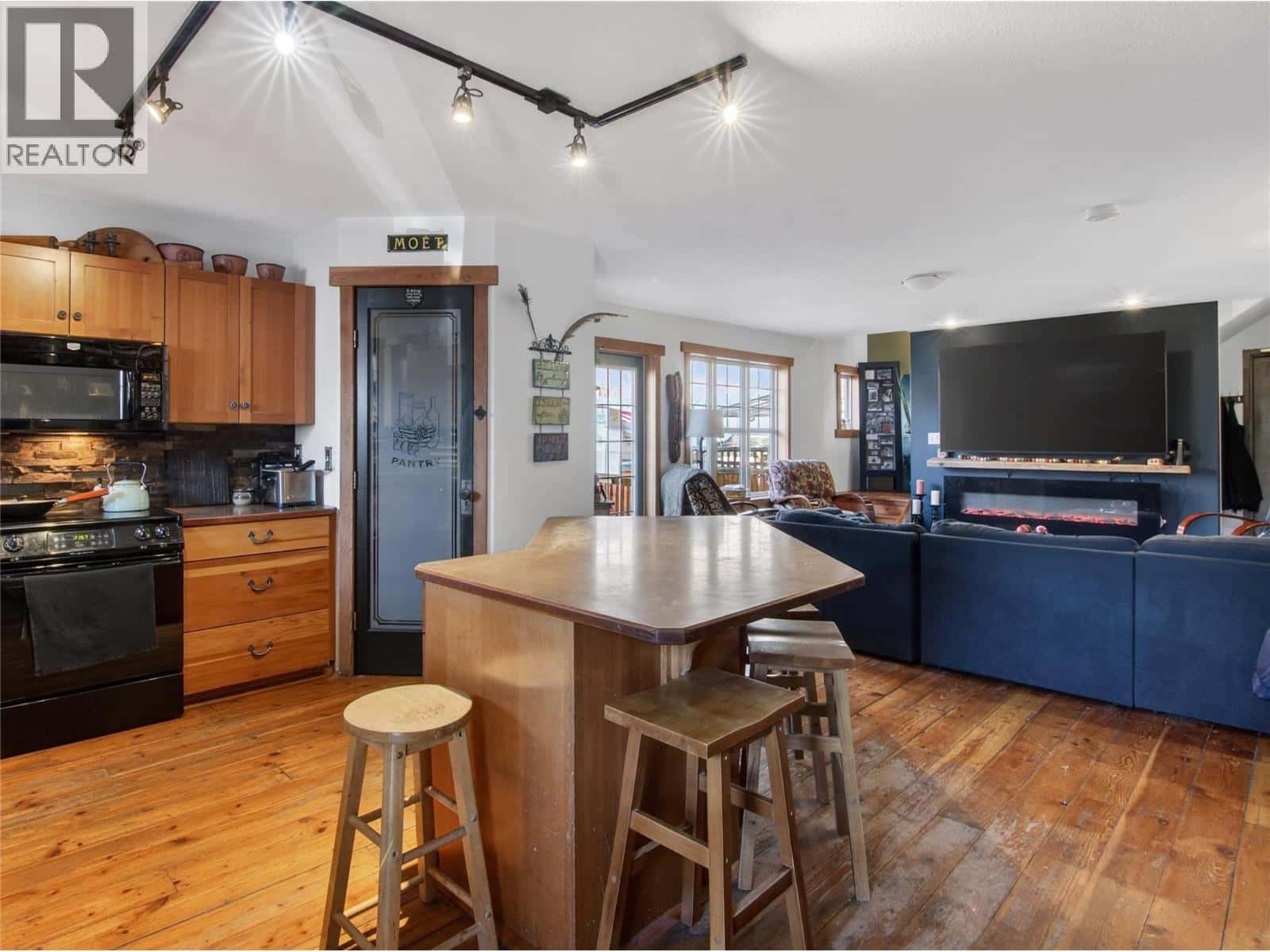 961 Robinson Avenue — Naramata, British Columbia - Photo 3 of 20