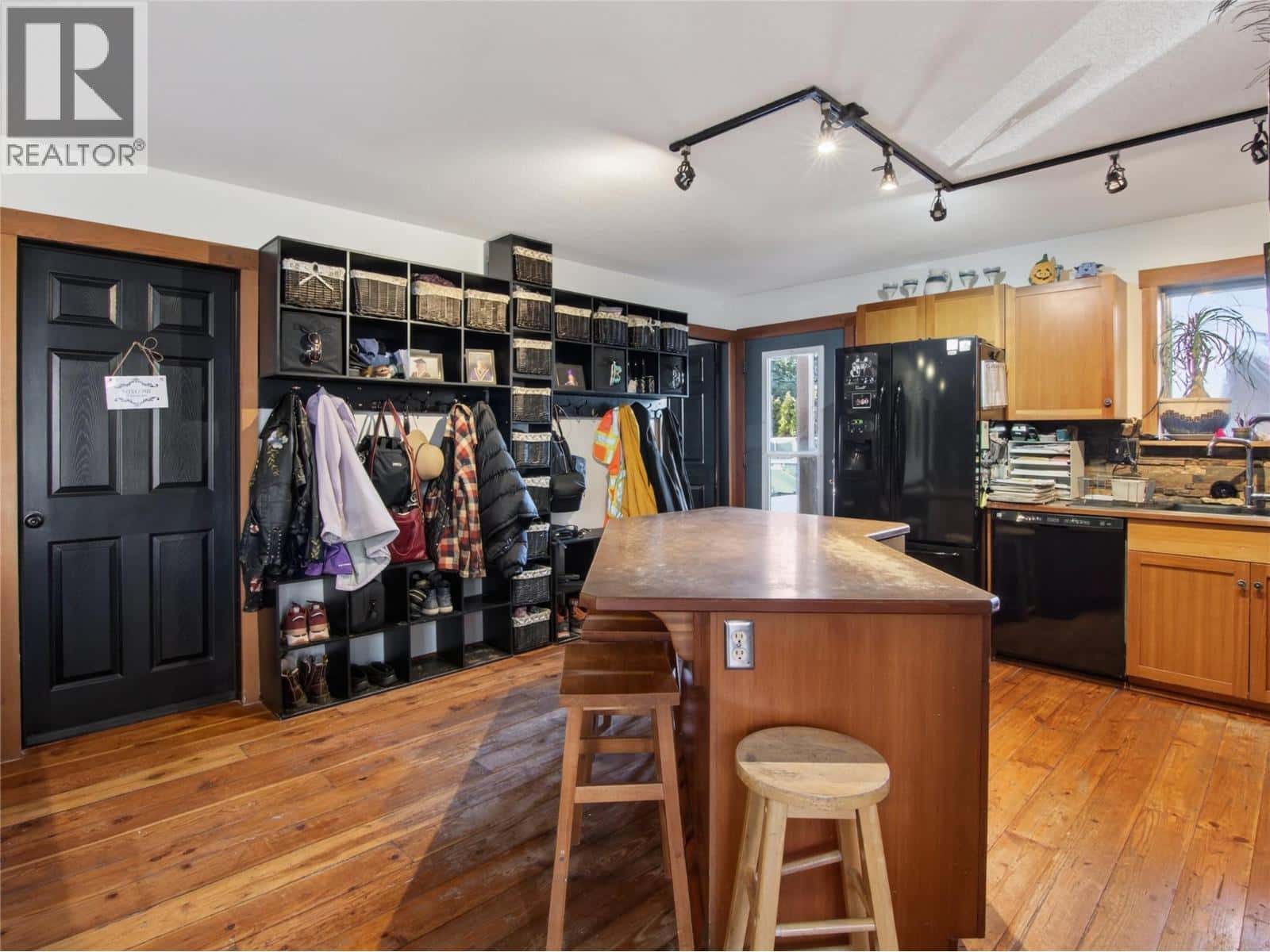 961 Robinson Avenue — Naramata, British Columbia - Photo 5 of 51