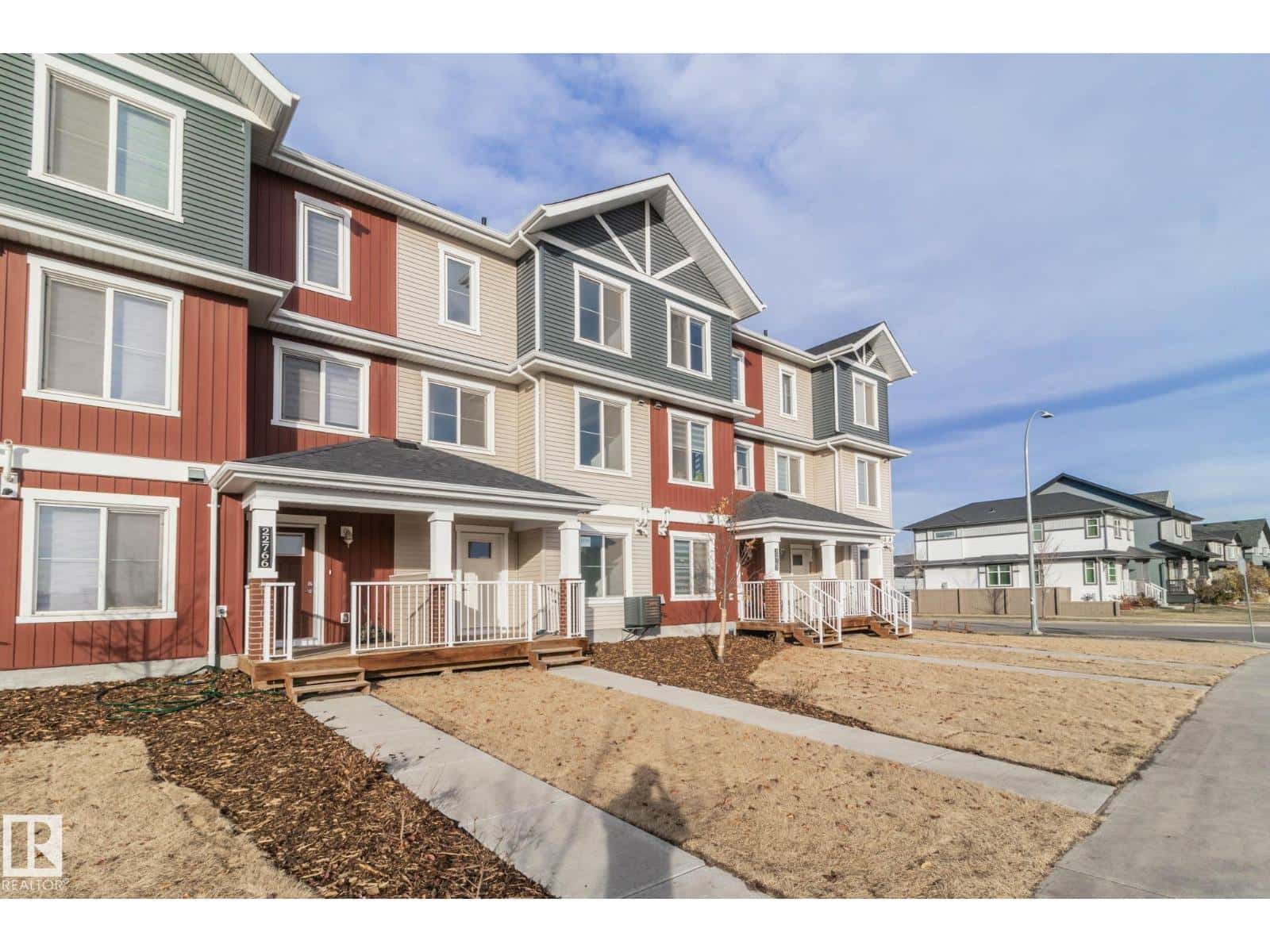 22764 97 AV NW — Edmonton, Alberta - Photo 4 of 54