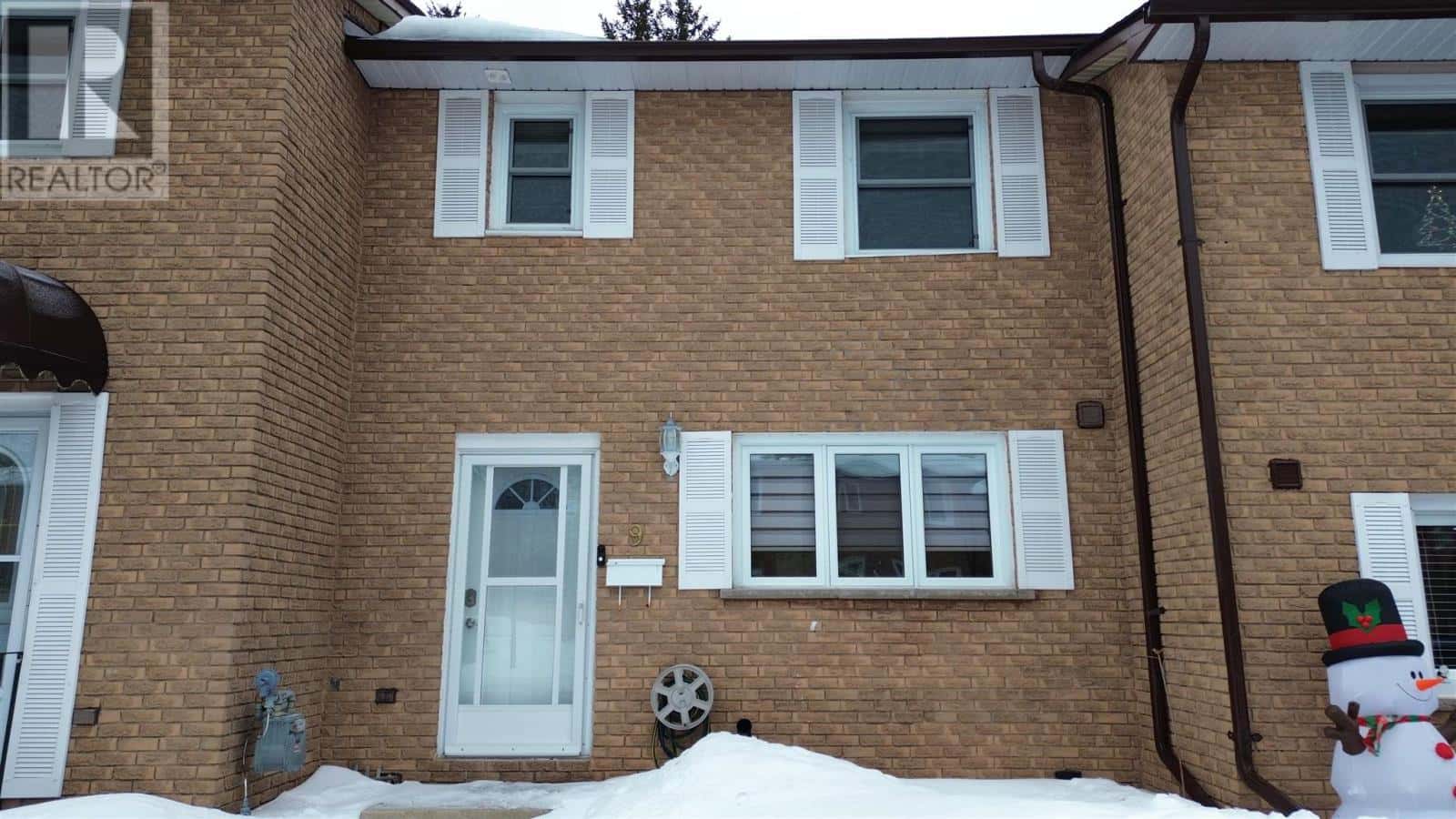 9 FRAME CRES — Elliot Lake, Ontario - Photo 2 of 32