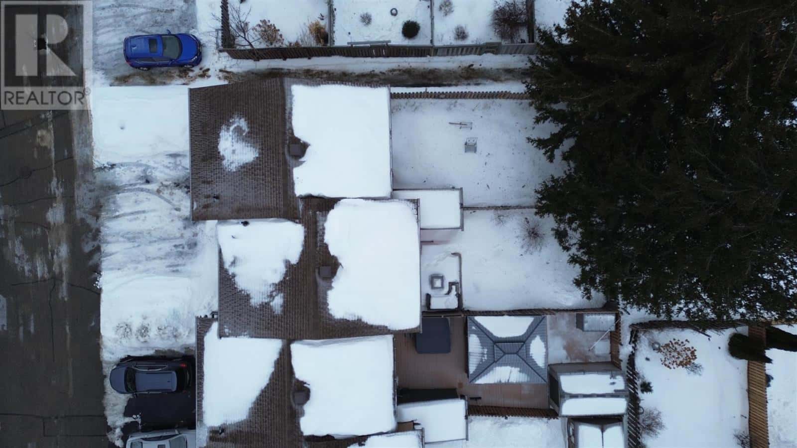 9 FRAME CRES — Elliot Lake, Ontario - Photo 3 of 32