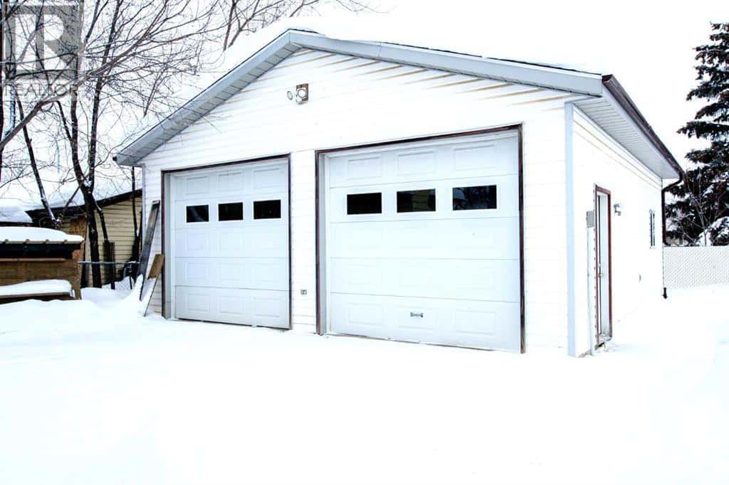 9606 92A Street — Grande Prairie, Alberta - Photo 2 of 28